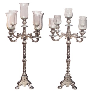 Candelabro de 5 Brazos con Base de Trípode Plateada en Relieve, Hecho a Mano, con Portavelas de Cristal para Centros de Mesa de Boda - Product Image 1