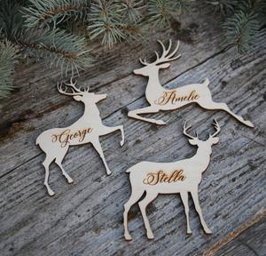 Adorno de Ciervo de Madera Personalizado con Nombre Grabado George, Decoración Navideña Rústica para Colgar en la Pared con Temática Animal - Product Image 4