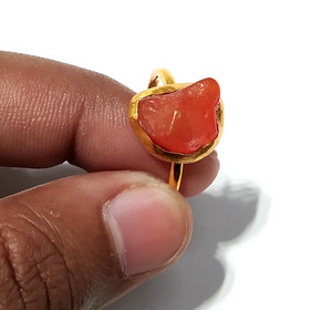 Bague unique faite à la main en argent sterling 925 plaqué or, style bohème, avec pierre précieuse de corail naturel brut, évaluation tierce - Product Image 3