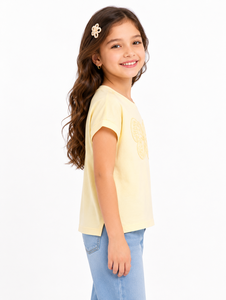 Camiseta para niñas con bordado de mariposas en amarillo pastel, mezcla de algodón suave, manga corta, informal, elegante, para el día a día, cómoda. - Product Image 2
