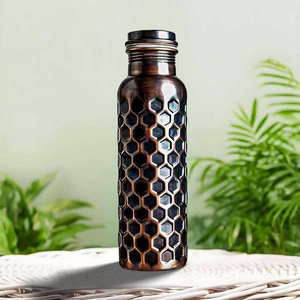 ขวดน้ำทองแดงแบบดั้งเดิมพร้อมลายตอก ดีไซน์ทันสมัยและทนทาน - Product Image 5