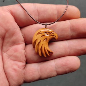 Collar con Colgante de Cabeza de Águila Tallado a Mano en Madera Natural, Amuleto de Pájaro Hecho a Mano, Joyería de Regalo - Product Image 1