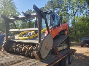 Chargeuse Kubota SVL97-2 avec broyeur forestier, hydraulique haute performance pour travaux de terrassement, construction et aménagement paysager - Product Image 1