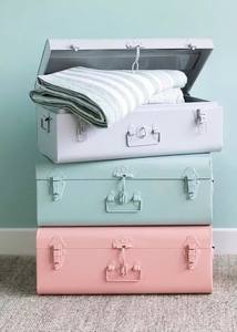 Baúl de Almacenamiento de Acero Rosa Suave con Cierres Plateados Pulidos para una Organización Contemporánea del Dormitorio - Product Image 6