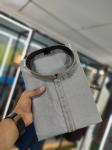 Kurta en soie pour hommes avec tissu en coton tissé boutons antiques disponibles en vente en ligne pour vêtements indiens et pakistanais - Product Image 2