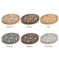 Plateau de service rond en bois fait main avec motif géométrique incrusté, plat décoratif artisanal pour la table de fête
