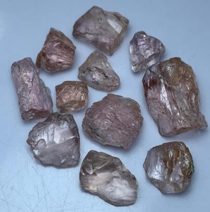 พลอยโทแพซสีชมพูธรรมชาติแบบหยาบ เกรดเจียระไน คุณภาพสำหรับทำเครื่องประดับ - Product Image 3