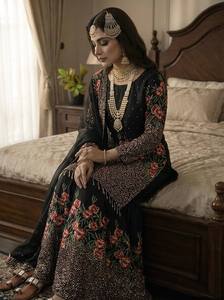 ชุดชาราร่าผ้าไหมเฟนดี้สำหรับงานปาร์ตี้ ดีไซน์เนอร์ออกแบบ พร้อมงานฝีมือประณีต - Product Image 3