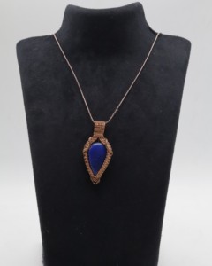 Collier en lapis-lazuli naturel, pendentif enroulé de fil de cuivre |   Bijoux en pierres précieuses faits à la main - Product Image 3