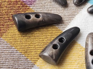 <b>Direct</b> Factory Eco-Friendly Polished High Quality Buffalo Horn Toggle Buttons Natural Style Modern Shank Decorated <b>Beads</b> Lace - Product Image 2