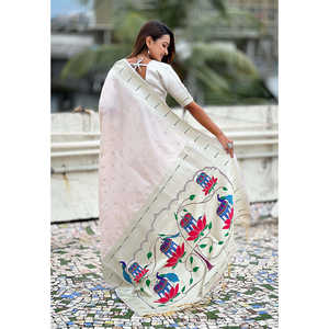 ผ้าไหมพาธาไนสีขาวมุกแบบอีลิท วีฟส์  ลายดอกบัวและนกยูง  งานทอแบบซารี  ผ้าสำหรับชาวอินเดียและปากีสถาน  น้ำหนัก 650 กรัม - Product Image 4