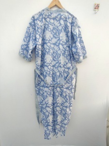 Kimono de algodón con estampado de flores en azul claro | Bata de algodón hecha a mano |   Ropa de estar por casa de algodón estampada - Product Image 5