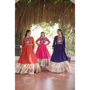 Robe de soirée festive Navratri en rayonne avec broderie Kutchi Gamthi - Product Image 4