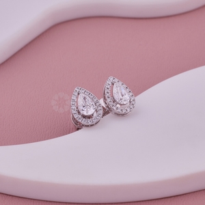 Boucles d'oreilles en diamant rond et en forme de poire de la marque New Look, diamant cultivé en laboratoire, en or blanc pour femmes, provenant d'un fournisseur indien. - Product Image 3