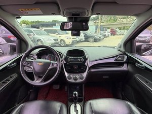 รถยนต์นั่งส่วนบุคคลมือสอง ปี 2017 สีเทา รุ่น Spark Compact Hatchback เครื่องยนต์เบนซิน เกียร์อัตโนมัติ พวงมาลัยซ้าย 5 ที่นั่ง เหมาะสำหรับการใช้งานในเมือง - Product Image 3