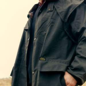 Manteau long imperméable en cuir huilé noir/marron pour homme, 100% coton, rembourré de duvet de canard gris, pour l'équitation - Product Image 5