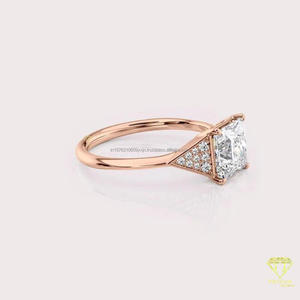 Bague de fiançailles solitaire en or rose avec pierre taille coussin cultivée en laboratoire et accents latéraux triangulaires, élégante bague de mariage ou de promesse - Product Image 4