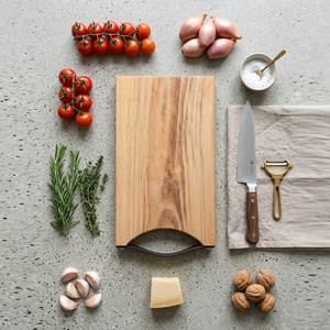 Planche à découper élégante en bois avec base incurvée unique et poignée en cuir noir élégante, idéale pour couper les légumes - Product Image 4
