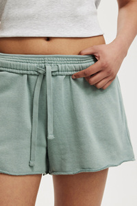 Nuevos pantalones cortos de forro polar verde claro para mujer con logo bordado en la pierna derecha, cintura elástica informal, corte regular y en oferta online. - Product Image 6