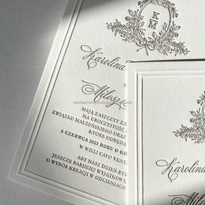 Carte d'invitation de mariage classique de luxe en relief avec logo personnalisé, taille personnalisée, design élégant en typographie, papier fantaisie, couleur personnalisée - Product Image 1