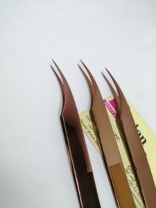 Pinzas Profesionales para Extensión de Pestañas en Oro Rosa, Pinzas Curvas con Logotipo Personalizado para Aislamiento, Abanico y Volumen de Pestañas - Product Image 4