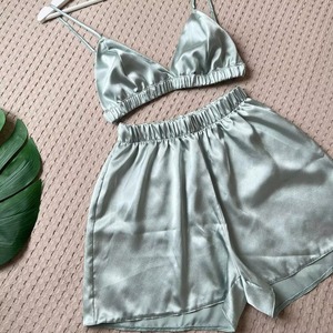 Ensemble de soutien-gorge et bikini en soie 100% sur mesure de qualité supérieure, style romantique, sexy, sans bretelles, coupe triangle, avec dentelle et armatures, idéal pour mariage et soirée. - Product Image 4