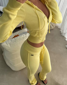Ensemble sweat-shirt et jogging vert crème et vert sauge pour femme, coupe ajustée, sweat-shirt zippé et joggers avec détails à bords bruts, ensemble deux pièces doux et confortable - Product Image 2
