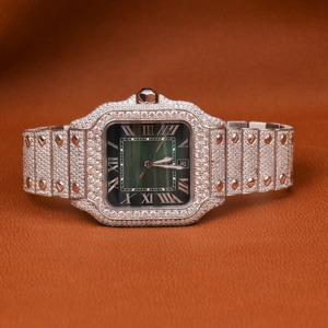 Montre de luxe en or entièrement sertie de diamants Moissanite VVS, boîtier rond, fenêtre de date, chiffres romains, lunette cannelée, bracelet à maillons - Product Image 1