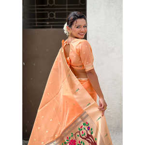 ผ้าซิ่นอินเดียแบบดั้งเดิมสุดหรูหรา ผ้าออร์แกนซ่าพีชลายปาธานี ปักดิ้นทอง สำหรับผู้หญิง - Product Image 3