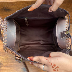 2025 RTS nouveauté à la mode en cuir repoussé à la main grande capacité en cuir de vachette sac de voyage nuit week-end sac de sport pour les femmes - Product Image 6