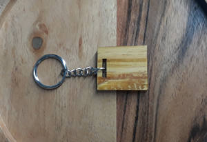 Porte-clés en forme de coeur avec logo gravé, métal durable, résine, bois de pin et design acrylique PU - Product Image 6