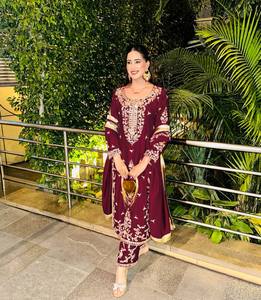 ชุดคุร์ตี 3 ชิ้น ดีไซน์ทันสมัย พร้อมผ้าพลัซโซและผ้าดูปาตตา ตกแต่งด้วยงานปักลายสวยงาม - Product Image 2