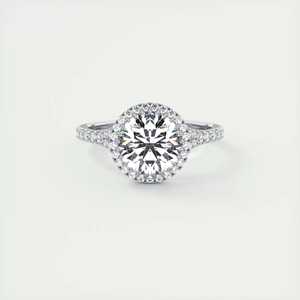 Anillo de compromiso con halo francés de diamante cultivado en laboratorio de corte redondo de 2.50 quilates con puntas en miniatura en oro blanco de 14 quilates. - Product Image 4