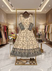 Robe Anarkali longue pour femme en rayonne brodée avec motif floral, coupe ample, tenue traditionnelle indienne et pakistanaise pour mariage - Product Image 5