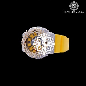Reloj de Diamantes Moissanite Totalmente Cubierto de Piedras, Correa de Goma Amarilla, Automático, Estilo Moderno y Lujoso, Disponible para la Venta - Product Image 1