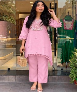 Ensemble coordonné en coton brodé Rich Look pour femme, style ethnique vintage, idéal pour les fêtes, inspiré de l'Inde et du Pakistan, élégant, tendance, séchage rapide - Product Image 1