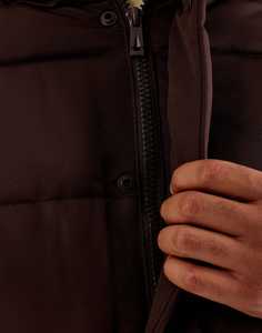 Doudoune matelassée oversize noire brillante personnalisée pour homme avec poche sur la manche - Product Image 4