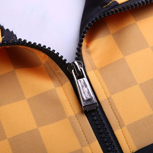 Sudadera con Capucha Sublimada Solar Strike para Hombre - Sudadera de Alto Rendimiento en Amarillo Neón Vibrante y Negro con Detalles Gráficos en Forma de Corte OEM - Product Image 3