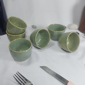 Ensemble de 6 petits bols en céramique vert sauge faits à la main pour servir des collations de soupe de riz ou de dessert vaisselle moderne - Product Image 1