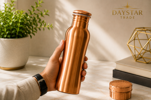 Bouteille d'eau en cuivre de qualité supérieure avec un design élégant et un bouchon à vis pour un usage quotidien - Product Image 3