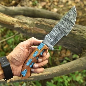 Couteau de chasse à lame fixe en acier Damas de qualité industrielle UA Supplies, pointe tombante, manche en forme de cône de pin, incrustation en résine turquoise - Product Image 6