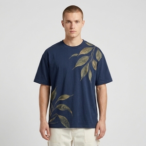 T-shirt botanique bleu foncé pour homme avec grandes illustrations de feuilles vertes et imprimé minimaliste inspiré de la nature - Product Image 1