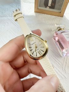 Montre femme asymétrique colorée tendance pour femmes, montre à quartz unique et personnalisée - Product Image 3
