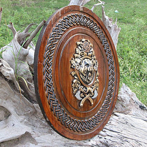 Bouclier rond en bois de style viking, artisanat fait main d'inspiration nordique pour l'affichage historique, les costumes et la décoration intérieure - Product Image 3