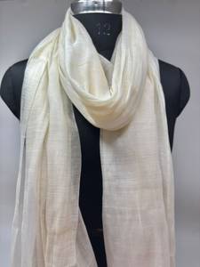 Écharpe en coton et soie Khadi, tissée à la main, accessoire texturé alliant le confort du coton naturel et l'élégance de la soie, pour les passionnés de mode. - Product Image 4