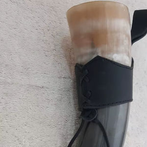 แก้วน้ำทำมือจากเขาควายขัดเงา สไตล์ไวกิ้งยุคกลาง พร้อมที่ใส่หนัง สำหรับเบียร์และมี้ด งานฝีมือจากวัสดุธรรมชาติ - Product Image 1