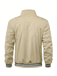 Blouson bomber beige pour homme, col montant, fermeture éclair, vêtement d'extérieur décontracté en polyester, couleur unie, logo sur le devant - Product Image 2