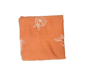 Tissu en coton tissé brodé floral couleur terre cuite, respirant et léger, pour filles, avec fleurs en fil blanc, rouge-terreux et brun. - Product Image 4