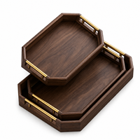 Ensemble de 3 plateaux de service modernes en bois d'acacia écologique avec poignées métalliques, forme irrégulière, design durable pour la cuisine et la table à manger