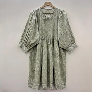 Robe décontractée mi-longue pour femme en coton tissé 100% uni, à manches courtes, taille empire, style babydoll, coupe ample et fonctionnelle à col en V oversize - Product Image 1